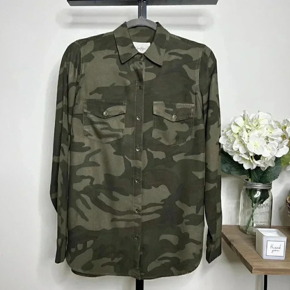 Jessica Simpson Tops - Jessica Simpson Camo Button Down - XS - Double Pocket - Soft - Green Long Sleeve